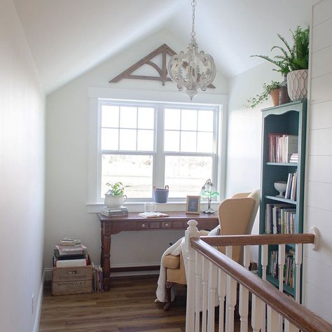 𝑪𝒂𝒔𝒔𝒊𝒆 𝑴𝒄𝑴𝒂𝒉𝒂𝒏 on Instagram: “It’s been awhile since I’ve shared a picture of this area at the top of the stairs... I call it my #warroom & it’s one of my very favorite…” Stair Landing Office Space, Upstairs Landing Office, Landing Reading Nook, Cottage Upstairs, Stairway Landing, Upstairs Landing, Top Of The Stairs, Stair Landing, Study Nook