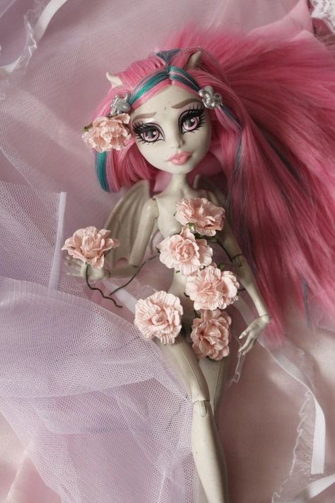 Rochelle Goyle Aesthetic, High Photography, Heal Your Inner Child, Monster High Gen 1, French Queen, Rochelle Goyle, Ever After High Dolls, The Ghoul, Mh Dolls