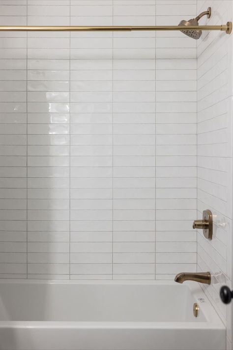 white tile in a horizontal stack pattern Modern Shower Tile, Modern Design Bathroom, Organic Modern Design, Tile Tub Surround, Subway Tile Showers, Shower Wall Tile, Natural Bathroom, Kitchen Addition, Bathroom Transformation