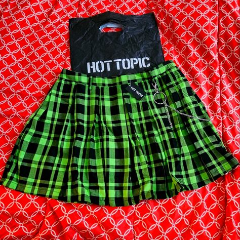 Hot Topic New With Tags And Bag Plaid Green And Black Kilt Style Skater Skirt Measurements On Pictures Size Large Side Chains Green Emo Outfits, Scene Skirts, Green Scene Outfit, Black And Green Outfit, Scenecore Clothes, Scene Skirt, Neon Green Skirt, Hot Topic Skirts, Alien Core