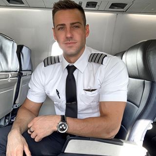 Pilot Uniform Men, Man In Uniform, Pilot Uniform, Men's Uniforms, Hey Handsome, Men Quotes, Men In Uniform, Men Style Tips, Suit Style