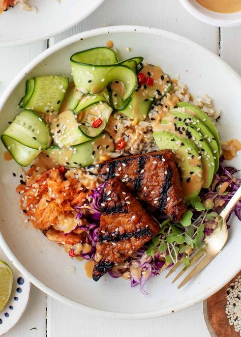 These vegan Buddha bowls are SO delicious and fun to eat! Piled with savory grilled tempeh, fresh veggies, avocado, kimchi, and peanut sauce, they're healthy, satisfying, and filled with flavor. | Love and Lemons #vegan #cleaneating #lunch #dinnerideas #meatless Grilled Tempeh, Chinese Rice Bowl, Vegan Buddha Bowls, Bliss Bowls, Rice Bowl Recipe, Vegan Kimchi, Healthy Healing, Lunch Prep, Vegan Buddha Bowl