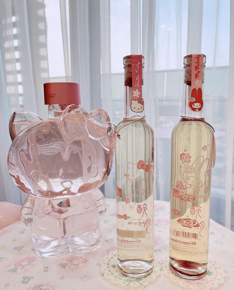 Hello Kitty Wine, Pretty Alcoholic Drinks, Hello Kitty House, Hello Kitty Aesthetic, Melody Hello Kitty, Alcohol Bottles, Hello Kitty Birthday, Pretty Drinks, Hello Kitty My Melody