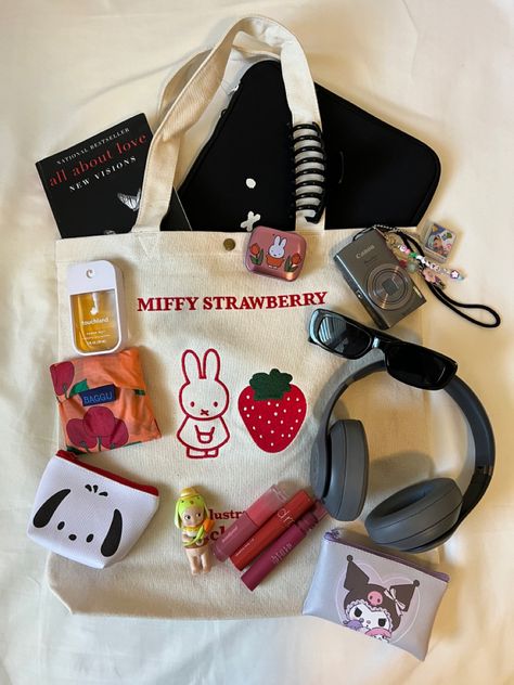 What To Put In A Tote Bag, Bag Essentials Everyday, Everyday Bag Essentials, Everyday Carry Bag, What's In My Purse, In My Purse, Stylish School Bags, School Bag Essentials, Backpack Essentials