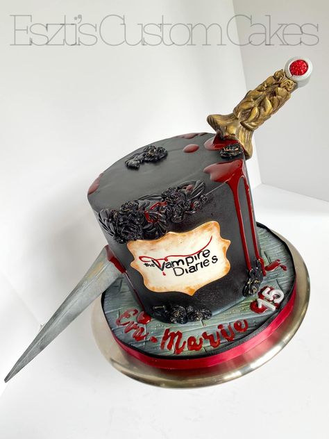 Damon Salvatore Birthday Cake, The Vampire Diaries Birthday Cakes, The Vampire Diaries Birthday Party, Dark Cake Ideas, The Vampire Diaries Birthday Ideas, Damon Salvatore Cake, Vampire Cake Birthday, Tvd Birthday Cake, Twilight Food Ideas