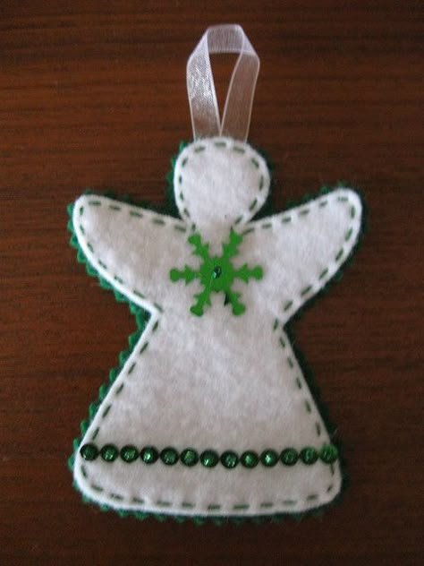 Diy Felt Christmas Ornaments, Baby Mobil, Felt Crafts Christmas, Christmas Angel Ornaments, Felt Christmas Decorations, Felt Christmas Tree, White Angel, Felt Christmas Ornaments, Christmas Ornaments Homemade