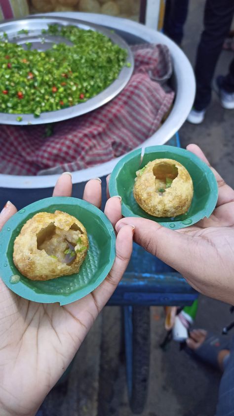 Puchka/Pani puri/Golgappe is a very famous street food in India that is sweet, tangy and spicy. Famous Street Food, World Street Food, Eating Food Funny, Street Food Market, Food Captions, Pani Puri, Vegetarian Fast Food, Food Street, Best Street Food