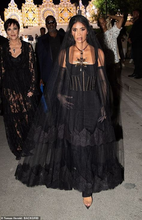 Kim Kardashian Nails, Ugly Dress, Kardashian Wedding, Ugly Dresses, Gothic Chic, Kardashian Outfit, Kim Kardashian Style, Kardashian Style, Black Veil