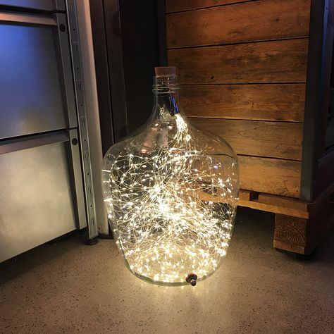 Balloon Bottle, Bottle Fairy Lights, Wire Fairy, Wire Fairy Lights, Glass Vase Decor, Deco Chic, Glass Bottle Diy, Light Chain, Angel Hair