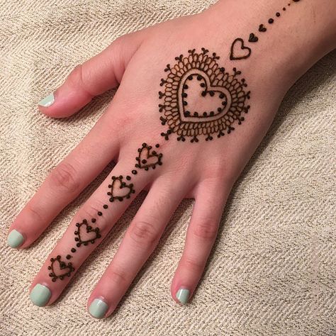 Easy Leg Henna, Henna Tattoo Designs Foot, Henna Designs Kids, Foot Henna Designs, Mehendi Arabic, Simple Hand Henna, Heart Mehndi, Heart Henna, Arab Design