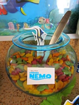 How To Host DIY a Finding Nemo Party, perfect for birthday parties on a budget Up Themed Snacks, Finding Nemo Snacks, Disney Party Food Ideas For Adults, Disney Party Snacks, Disney Snack Ideas, Disney Pixar Birthday Party, Disney Graduation Party, Pixar Birthday Party Ideas, Disney Themed Snacks