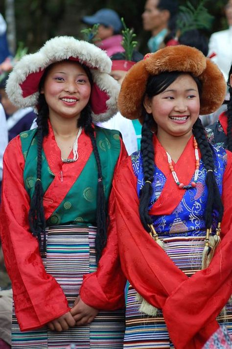 Sikkim girls, Sikkim, India. Sikkim Traditional Dress, Nepali Art, Chess Books, Folk Dress, Indian People, Asian History, People Clothes, History Fashion, Folk Dresses