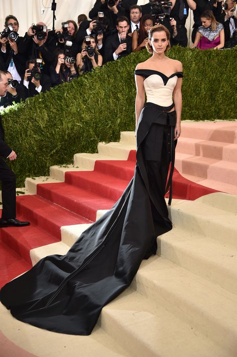 Emma Watson..  Calvin Klein Collection multiple-piece gown.. Emma Watson Met Gala, Emma Watson Style, Met Gala Outfits, Gala Gown, Met Gala Dresses, Gala Outfit, Gala Fashion, Met Gala Red Carpet, Lily Aldridge