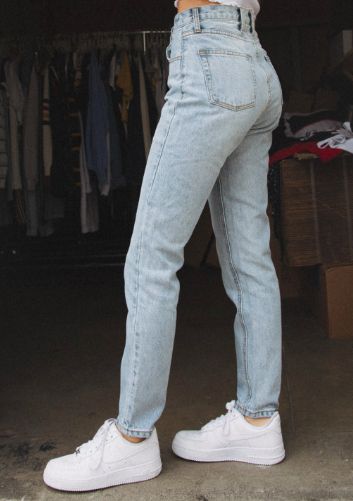 Brandy Melville Church Outfit Casual, Brandy Melville Outfits, Mom Jeans Outfit, Stylish Jeans, Trendy Swimwear, Mode Inspo, 가을 패션, Light Wash Jeans, Inspiration Mode