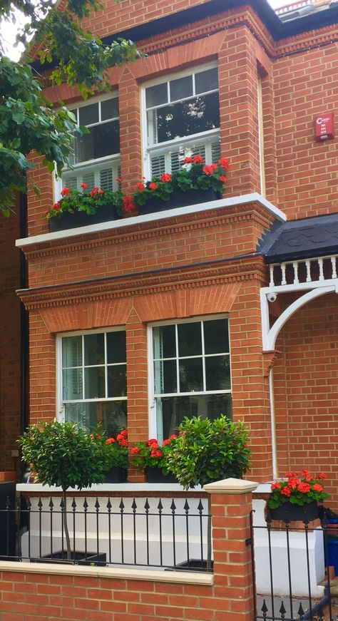 Red Bricks House Exterior, Edwardian Red Brick House, Front Wall Design Of House Brick, Brick Wall House Exterior, Brick Wall Front Of House, Red Brick Homes Exterior Colors, Front Brick Wall, Red Bricks Wall, Red Brick Homes