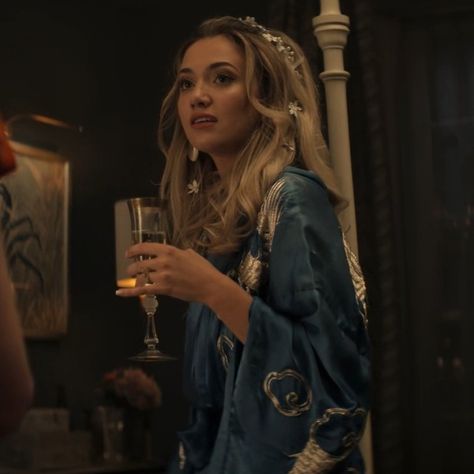 tilly keeper as lady phoebe in you, season 4: part 2 Lady Phoebe, Tilly Keeper, Caroline Kepnes, Greg Berlanti, How To Have Style, Beauty Motivation, Hair Of The Dog, Dartmouth College, Female Inspiration