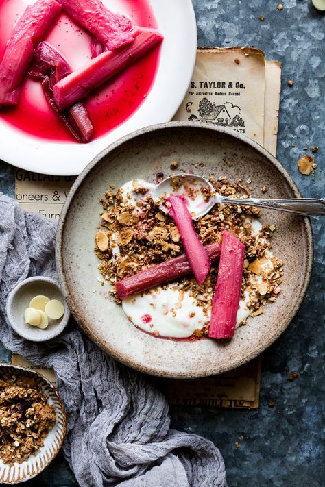 How to make EASY AND QUICK VEGAN GRANOLA WITH POACHED RHUBARB. Crispy and healthy, I added the poached rhubarb to this granola bowl to bring it into season, but you can replace the rhubarb with any other seasonal and local fruit if you like. CLICK to read the recipe! If you want to take beautiful food images, join my #foodphotography #rhubarb #dessert #breakfast Vegan Granola Recipe, Granola Bowl, Vegan Food Photography, Vegan Granola, Quick Vegan, Local Fruit, Cooking Advice, Beautiful Food Photography, Food Photography Inspiration