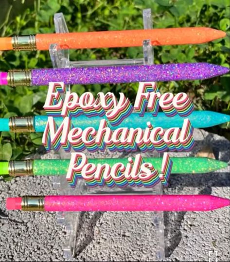 Epoxy Mechanical Pencil Diy, Glitter Mechanical Pencils, How To Make Glitter Pens With Uv Resin, Diy Epoxy Pens, Glitter Resin Pens, Resin Pens Diy, Glitter Pencils, Glitter Pens Art, Diy Pens