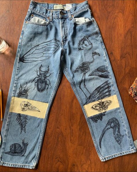 Pants With Paint On Them, Grunge Jeans Diy, Painting Jeans Y2k, Sharpie On Jeans, Painted Pants Design, Bleached Tshirt Ideas Grunge, Sharpie Pants, Drawing On Clothes Ideas, Jean Custom Ideas