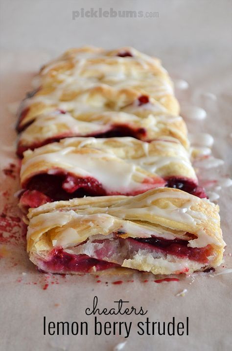 Uses only lemon butter, frozen pastry and berries. Icing is just lemon juice and icing sugar! Seriously good! Berry Strudel Recipes, Easy Strudel Recipes, Lemon Strudel, German Strudel, Berry Strudel, Recipe Puff Pastry, Strudel Recipes, Puff Pastry Desserts, Breakfast Pastries