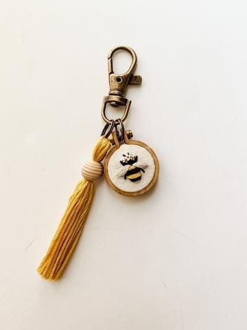 Bumble Bee Embroidery, Embroidery Keychain, Miniature Embroidery, Bee Embroidery, Pola Sulam, Cute Embroidery, 자수 디자인, Sewing Embroidery Designs, Hand Embroidery Art