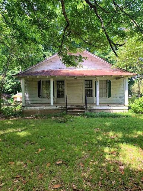 Under $100K Sunday c.1936 Fixer Upper Cottage Farmhouse For Sale on 4.4 Pretty Acres Burlison, TN $99,900 - Country Life Dreams Small Old Farmhouse, Old Cottage Interior, 1900s Farmhouse, 1920s Farmhouse, Old House Decorating, House Doodle, Doodle Pictures, Tiny Farmhouse, Small Country Homes