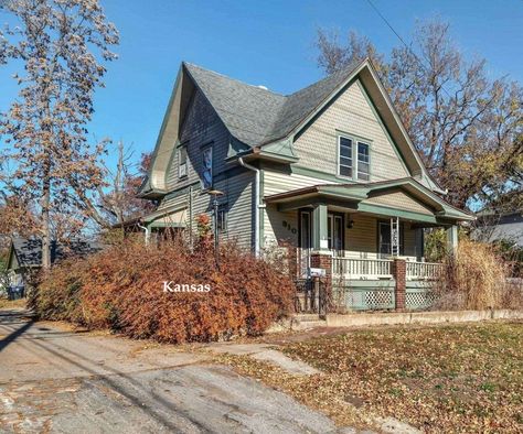 Cheapish c.1925 Kansas Home For Sale With Natural Woodwork Under $88K - Old Houses Under $50K Bathroom With Clawfoot Tub, Older Homes, Large Sheds, Old Houses For Sale, Tall Ceilings, Built In Bench, Large Bathrooms, Clawfoot Tub, Gothic Architecture