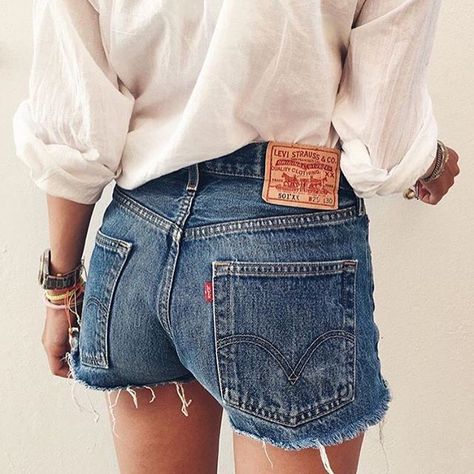 Savoring the last of shorts season. : @mvb412 #LiveInLevis Highwaist Jean, Marie Von Behrens, Shorts Levis, Womens Denim, Jean Short, Denim Details, Levi Shorts, Denim Shorts Women, Shorts Jeans