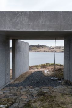 Concrete House Design, Concrete Facade, Concrete Architecture, Iron Mountain, Country House Design, Concrete House, Concrete Structure, Organic Architecture, Minimalist Architecture