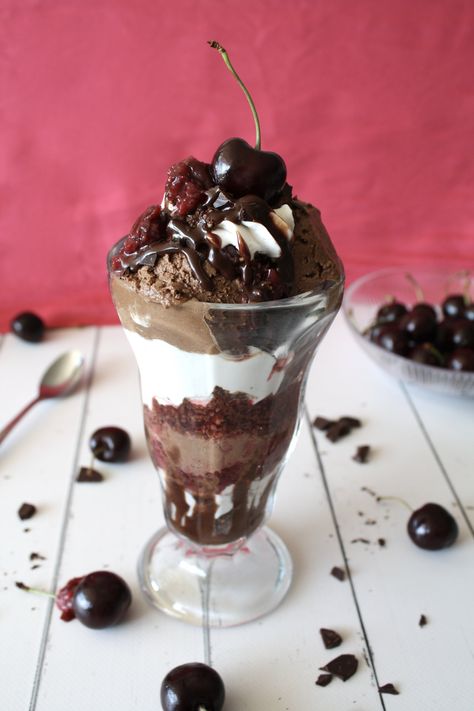 Creative Ice Cream Sundae Ideas, Chocolate Sundae Aesthetic, Fancy Ice Cream Sundae, Ice Cream Sundae Aesthetic, Sundae Aesthetic, Delight Drink, Chocolate Ice Cream Sundae, Chocolate Sundae Ice Cream, Low Carb Gluten Free Desserts