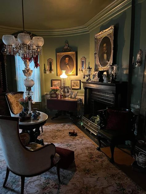 Victorian Homes Interior, Parlor Ideas, Old Victorian Homes Interior, Home Decor Victorian, Victorian Room, Victorian House Interiors, Victorian Interior Design, Old Victorian Homes, Victorian Parlor