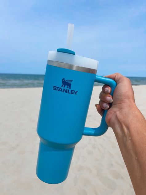 Blue Stanley, Stanley Water Bottle, Stanley Brand, Trendy Water Bottles, Stanley Adventure, Cool Gifts For Teens, Cute Coffee Cups, Coffee Smoothie, Stanley Quencher