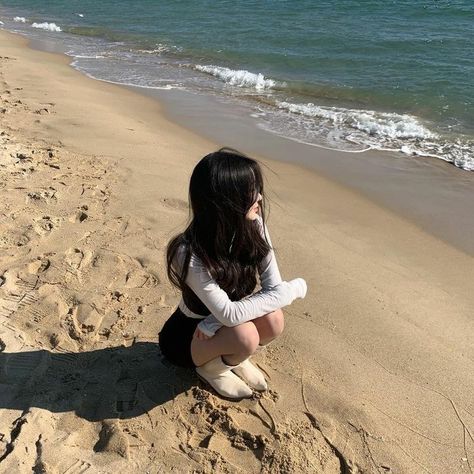 Beautiful Aesthetic Pictures, Korean Girl Aesthetic, Beach Aesthetic Sunset, Girl Beach Aesthetic, Ocean Girl, 30 Outfits, Aesthetic Korean, Ju Jitsu, Pose Fotografi