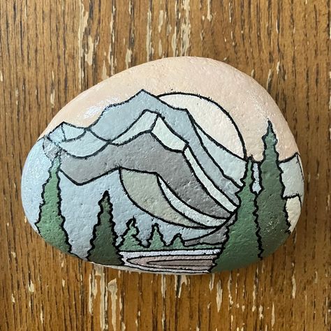 Painted Rock Mountain Scene, Nature Rock Painting, Rock Painting Mountains, Alaska Painting, Winter Holiday Decorations, Diy Rock Art, Friend Painting, Landscape Stone, Painting Nature