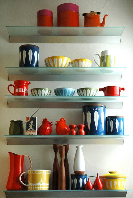 whoa! catherineholm bonanza! @Lisa Congdon Finnish Kitchen, Catherine Holm, Midcentury Decor, Kitchen Revamp, Funky Kitchen, Mini Loft, Kitchen Retro, Vintage Dishware, Retro Renovation