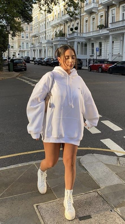 White Hoodie Outfit, Hoodie Dress Outfit, Hoddies Outfits, Oversized Hoodie Outfit, Mini Skirts Fashion, Oversized Hoodie Dress, Oversize Outfit, Girls Streetwear, Oversized Sweater Outfit