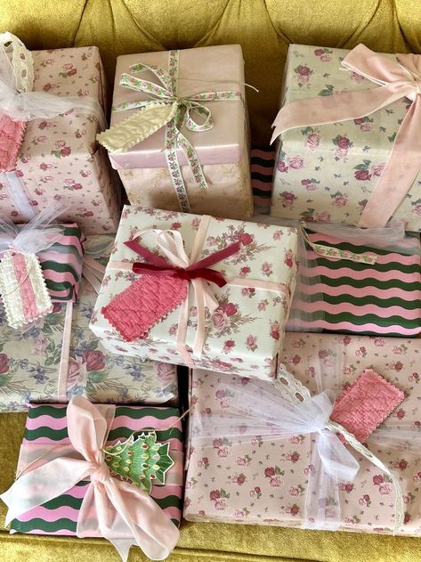 Bday Gift Aesthetic, Coquette Christmas Gifts, Pink Christmas Presents, Gift Wrap Aesthetic, Girly Christmas Gifts, Gift Wrapping Inspiration, Gift Inspo, Christmas Gift Wrapping, Christmas Aesthetic