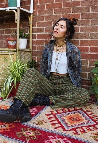 Check out these 70s outfits and 70s fashion for any 70s party! 70s Outfit Inspiration, 70s Outfit, Looks Hippie, Mode Hippie, 70s Inspired Fashion, Drawstring Trousers, Women Trousers, 70s Outfits, Estilo Hippie