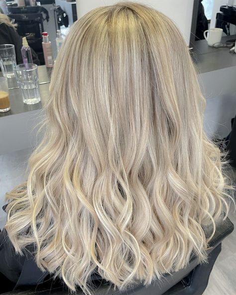 A buttercup blonde by Lucy 🌼 Technique - full head of foils Process time - 45 minutes Bleach - blonde me Schwarzkopf Toner - 15g 9,5-19, 15g 9,5-1, 30g 9,5-4 Full Foils Blonde, Full Head Of Foils Blonde, Blonde Half Head Foils, Foils Hair Blonde, Half A Head Of Foils, Schwarzkopf Toner, Full Foil Blonde, Blonde Full Head Highlights, Full Head Blonde Foils