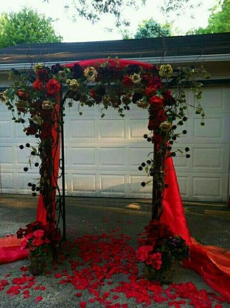 Arbor Arch, Halloween Weddings, Fall Wedding Arches, Dark Wedding Theme, Rustic Wedding Decorations, Halloween Themed Wedding, Red Wedding Flowers, Wedding Arches, Wedding Altars