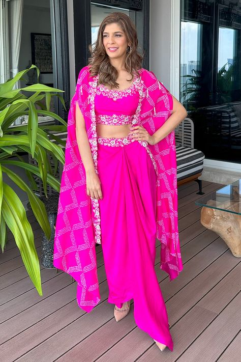 Hot Pink Traditional Outfits, Haldi Pink Outfit, Bandhani Print Pattern, Pink Indian Outfit, Skirt Cape, Pink Colour Dress, Asymmetric Kurta, Mehendi Outfit, Bandhani Print