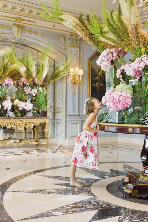 Stopping to smell the roses (or are those peonies?) at Four Seasons Hotel Geneva بيوت ملكية, Hotel Flower Arrangements, Jeff Leatham, Hotel Flowers, Flowers Arrangements, Beautiful Flower Arrangements, Flower Display, Deco Floral, Four Seasons Hotel