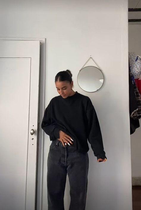 Black Big Hoodies Outfit, All Black Lazy Day Outfit, Oversized Black Sweatshirt Outfit, Black Nike Sweats Outfit, Black Sweatshirt Outfit Aesthetic, Black Sweatshirt Outfit Women, Sweat Outfits For Women, Black Sweats Outfit, Nike Sweats Outfit