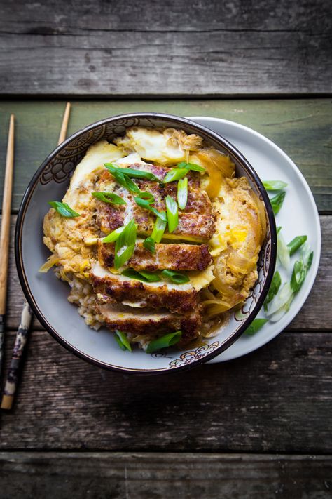 Katsudon is made of tonkatsu cooked with eggs simmering in sweet and savory broth and served over rice. A perfect delicious rice bowl Japanese Pork Cutlet, Asian Pork Recipes, Chinese Fish, Pork Cutlet, Chicken Menu, Delicious Rice, Asian Pork, Foreign Food, Pork Cutlets