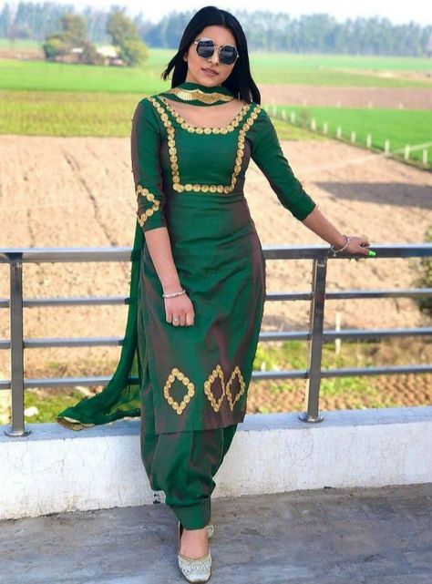 Punjabi Dress Design, Punjabi Suit Neck Designs, Custom Design Dress, Suit Neck Designs, Patiala Suit Designs, Dressing Design, Punjabi Suits Designer Boutique, Lace Suit, Mehendi Outfits