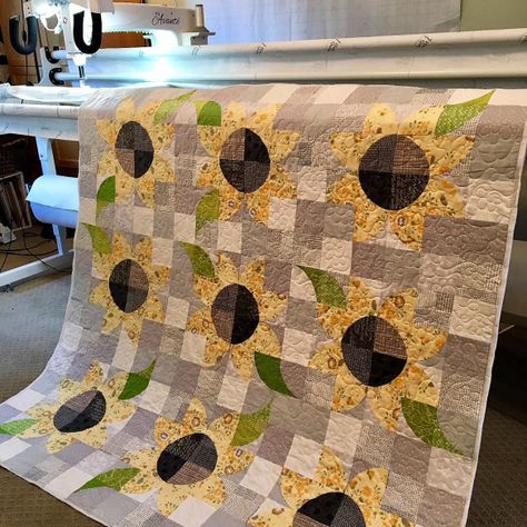 Drunkards Path Quilt, Sew Kind Of Wonderful, Sunflower Quilts, Quilt Modernen, Flower Quilts, Happy Hippie, Summer Quilts, Fall Quilts, Patchwork Quilt Patterns