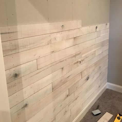 how to create an accent wall using white washed boards White Wash Barnwood, Pallett Wall, White Wood Walls, Oak Shiplap, Shiplap Room, Wall Behind Bed, White Wash Walls, Porch Office, Small Gallery Wall