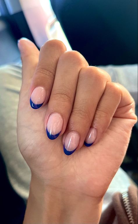 navy blue french tip Basic Navy Blue Nails, Short Nail Blue French Tip, Nail French Tip Blue, Crome Nails Navy Blue, Short Navy French Tip Nails, Gel Nails Blue Tips, Navy Blue French Tips Nails, Clear Nails With Blue Tips, Navy Blue Nails Summer