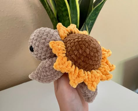 Crochet Cute Turtle, Turtle Plushie Crochet, Crochet Turtle Ideas, Crochet Sunflower Turtle, Sunflower Turtle, Crochet Turtles, Chunky Yarn Crochet Pattern, Cute Crochet Animals, Turtle Amigurumi