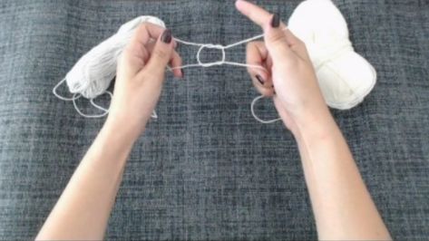 Crocheting Tips, Knitting Blogs, Beautiful Knitting, Knitting Techniques, Knitting Stitches, Crochet Yarn, Knitting Yarn, Knitting Projects, In The Middle